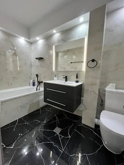 Bucharest Central & Spacious 3Br 3Ba Family Apt شقة