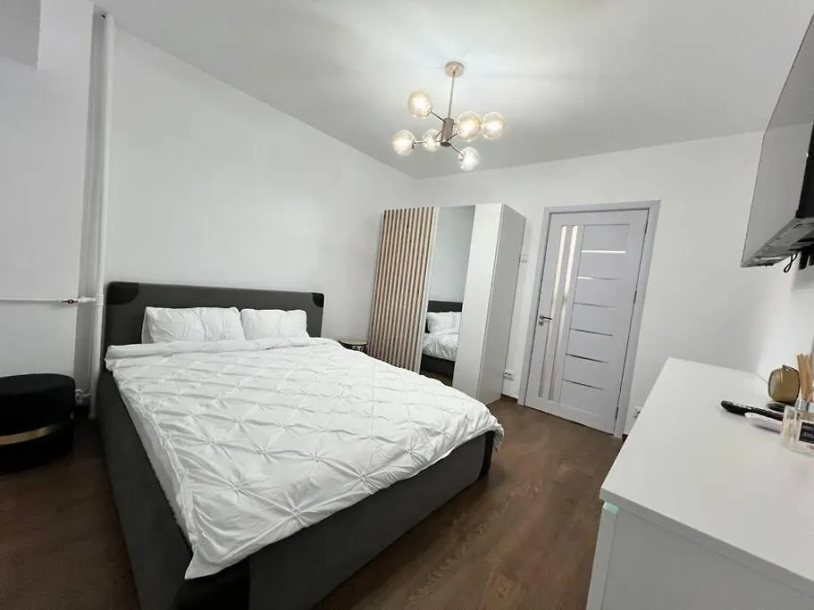 Bucharest Central & Spacious 3Br 3Ba Family Apt شقة